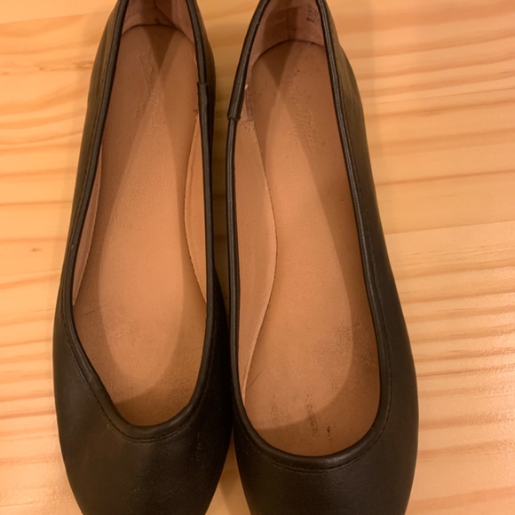 Universal Thread Black Flats GUC - Picture 2 of 4